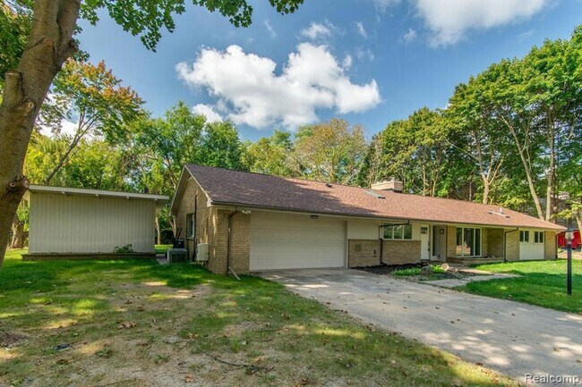 Building Photo - 2800 Acorn Rd