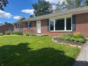 Building Photo - 263 Briar Ln