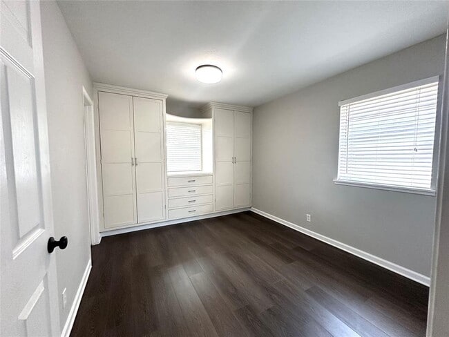 Foto del edificio - 8302 Briarwood Ln