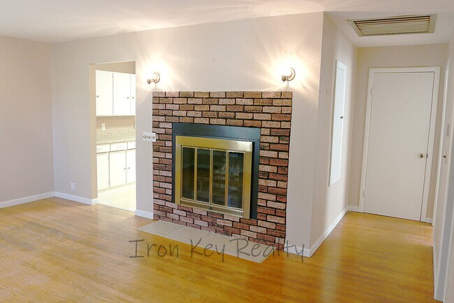 Foto del edificio - 2201 S Claremont Ave