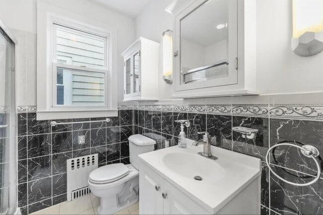 Foto del edificio - 838 Roosevelt Ave