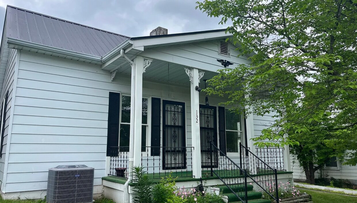 Foto principal - Newly Renovated 3-Bedroom, 1-Bath Home wit...