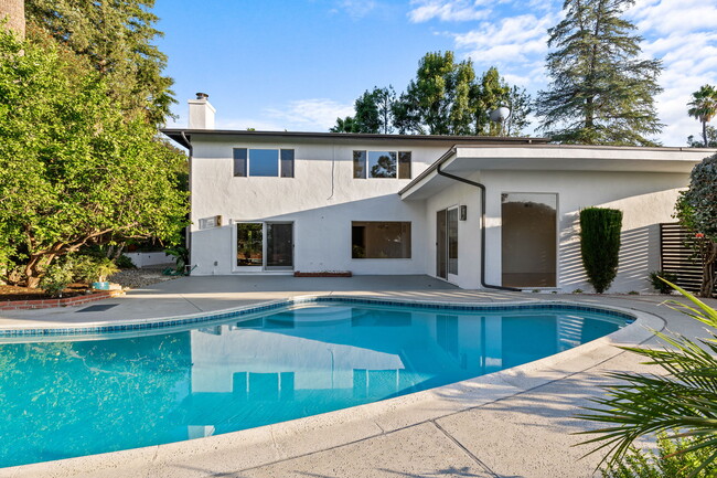 Building Photo - 4920 Tarzana Woods Dr