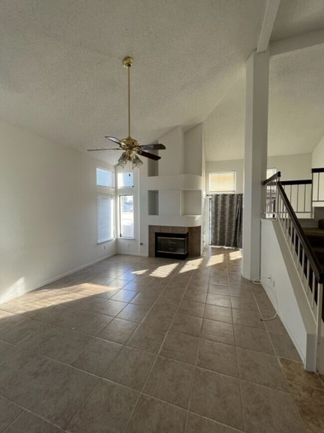 Building Photo - Beautiful 3 Bed/2.5 Bath Home off Old Rive...