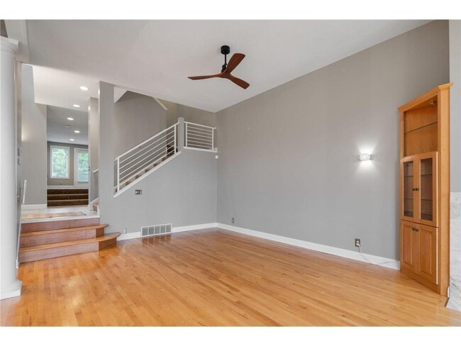 Building Photo - 517 River St