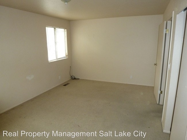 Building Photo - 783 E Whispering Pine Dr