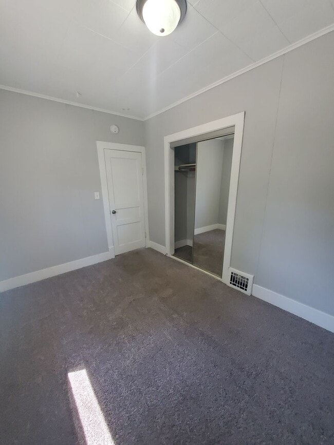 Building Photo - 2 Bedroom 1 Bath in Bettendorf with Attach...