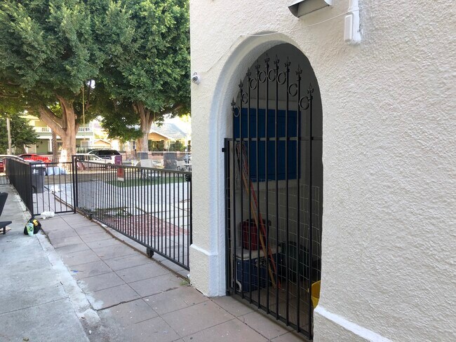 Foto del edificio - 830 Rose Ave