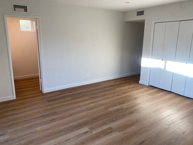 Master bed - 5419 Murietta Ave
