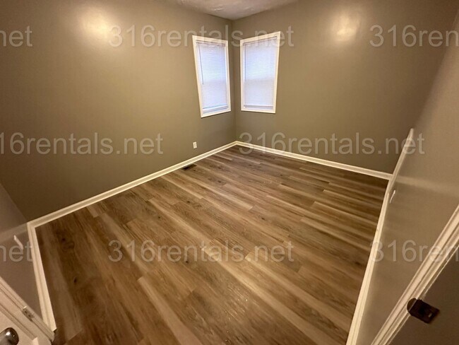Foto del edificio - $1300 - 4 bed 1 bath home - Single Family Home