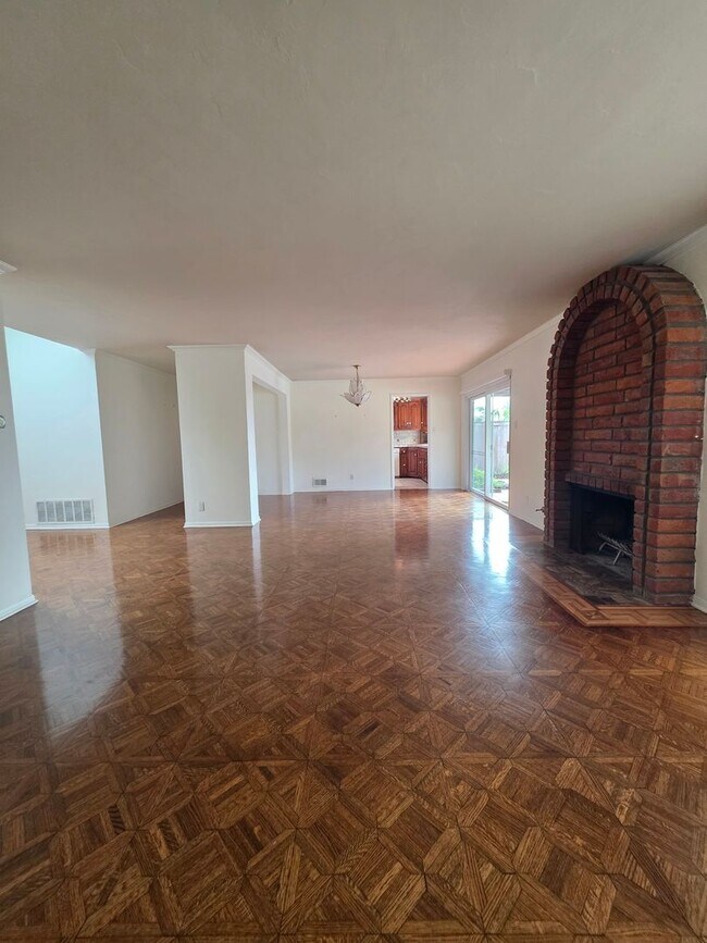 Foto del edificio - 5BR Coastal Retreat in Oceanside – Pool, Spa, Fireplace & Spacious Backyard Oasis