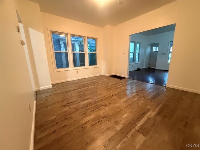 Foto del edificio - 2611 Midland Ave