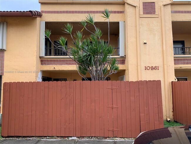 Foto del edificio - 10861 NW 7th St