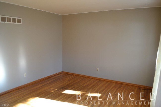 Building Photo - 2 br, 1 bath Duplex - 1905 SW Lane St Unit B