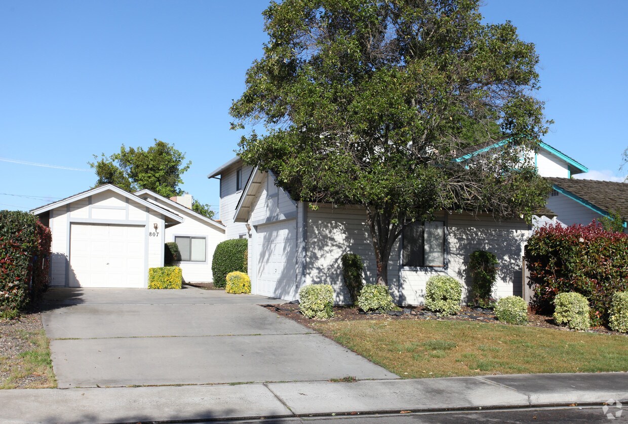 Primary Photo - 807-809 Grandview Cor