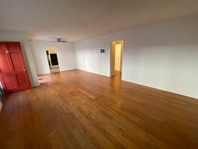 Foto del edificio - 11911 Gorham Ave