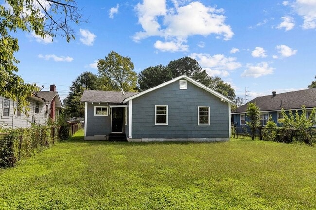 Building Photo - Beautifully Renovated 4 Bedroom 2 Bath Hom...