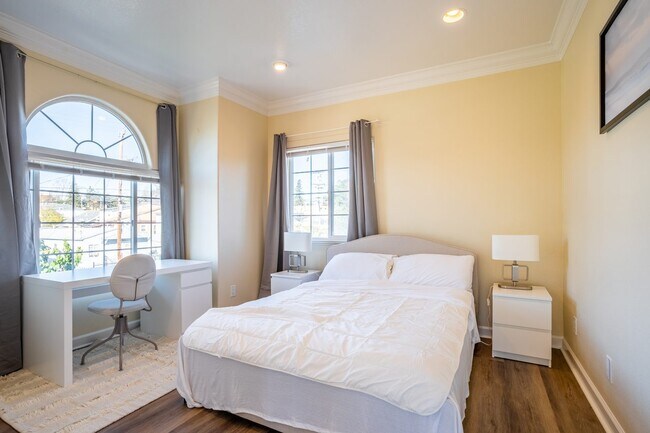 Building Photo - Queen room D in a Newly Added Home in Oak