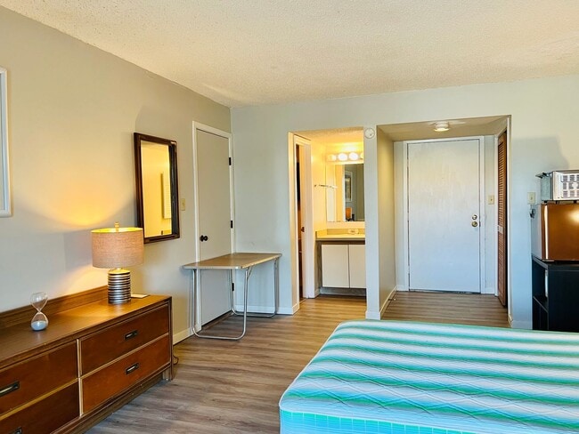 Building Photo - 1 BR efficiency w/Utilities Included! In t...