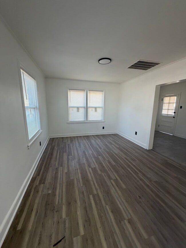 Building Photo - 890 Charles Pl