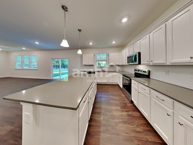 Building Photo - 669 Carnaby Ln