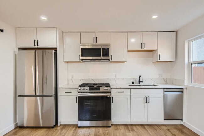 Building Photo - UTILITIES INCLUDED! Gorgeous Modern Home w...