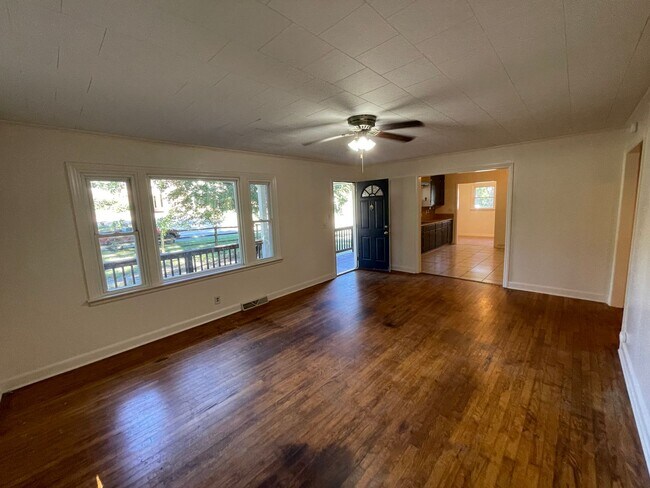 Building Photo - 3 bedroom 1.5 bath house available