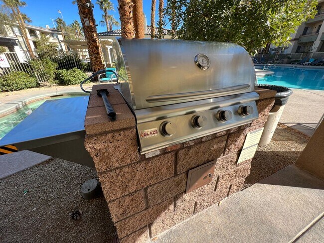 Foto del edificio - GUARD GATED CONDO W/ GARAGE