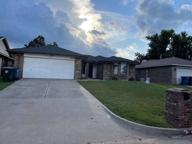 house front - 1309 Grand Mnr House