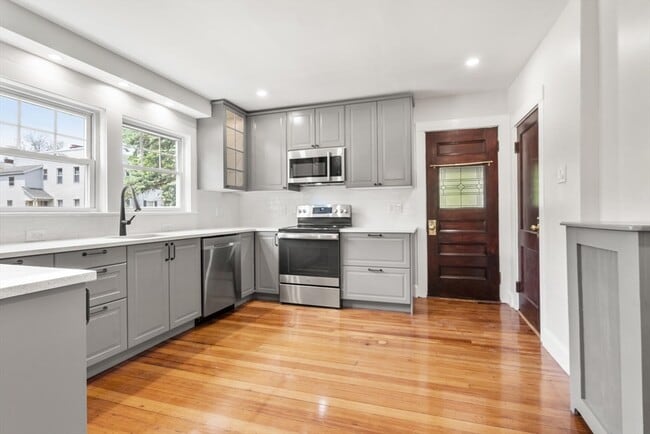 Building Photo - 35 Rossmere St