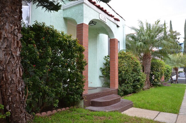 Foto del edificio - 1128 Mariposa Ave