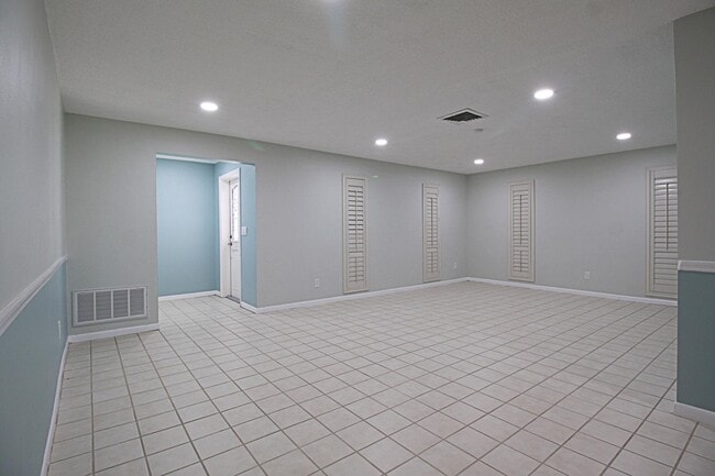 Building Photo - 517 20th Ave