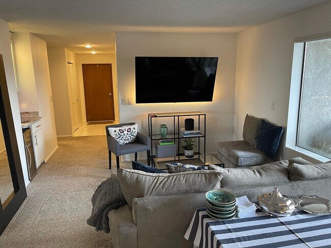 Foto del edificio - 1101 Harbor Ave SW