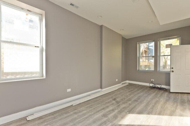Foto del edificio - 2 bedroom in Chicago IL 60647