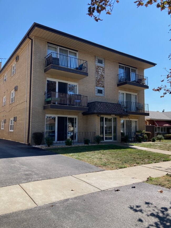 Building Photo - 9521 S Kilbourn Ave