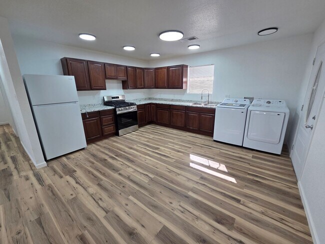 Foto del edificio - Beautifully Remodeled 3 Bed/2 Bath Apartment