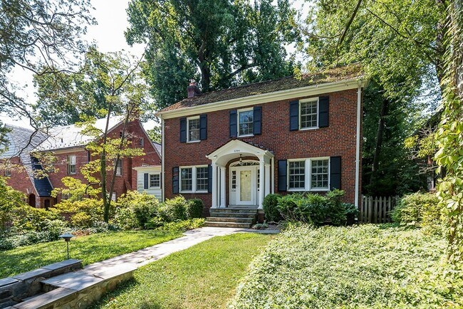 Foto del edificio - Grand Center Hall Colonial w/4 Finished Le...