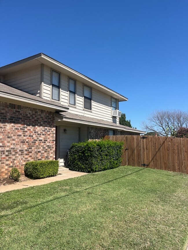 Foto del edificio - Corner lot Townhouse with yard! fireplace,...
