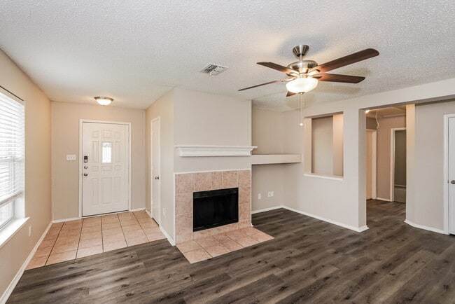 Foto del edificio - 7600 Mason Dells Dr