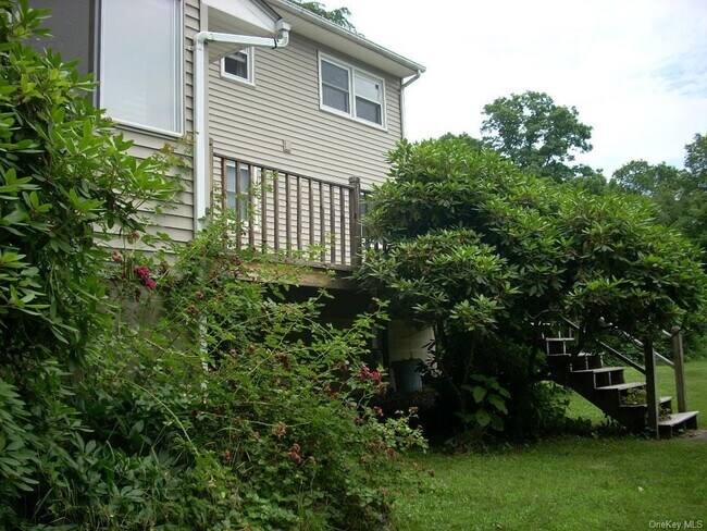 Building Photo - 230 Warn Ave