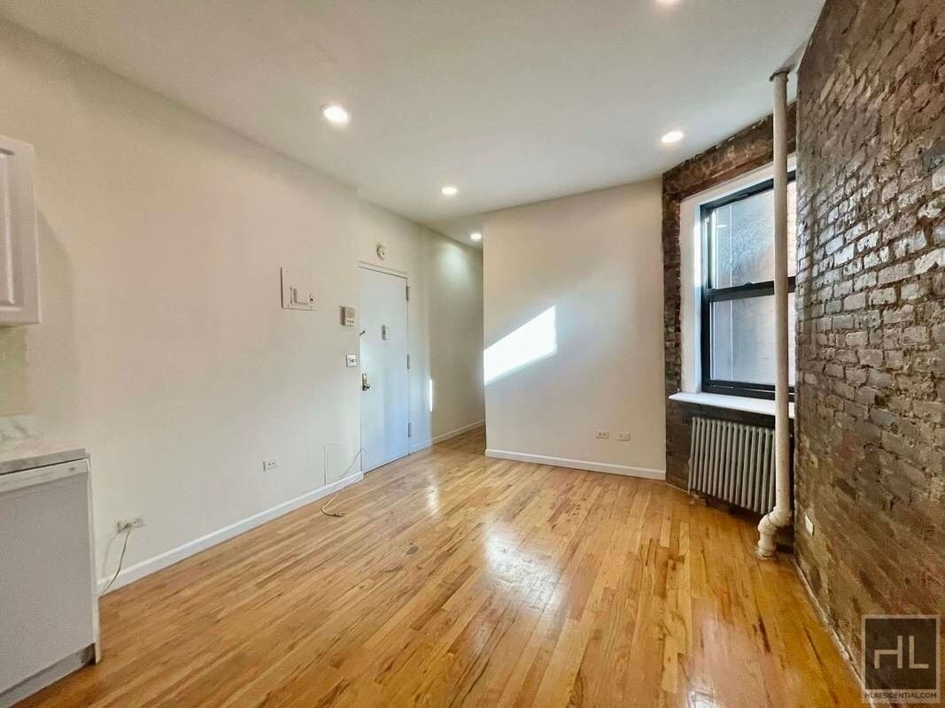 Primary Photo - 254 East 3rd St 8