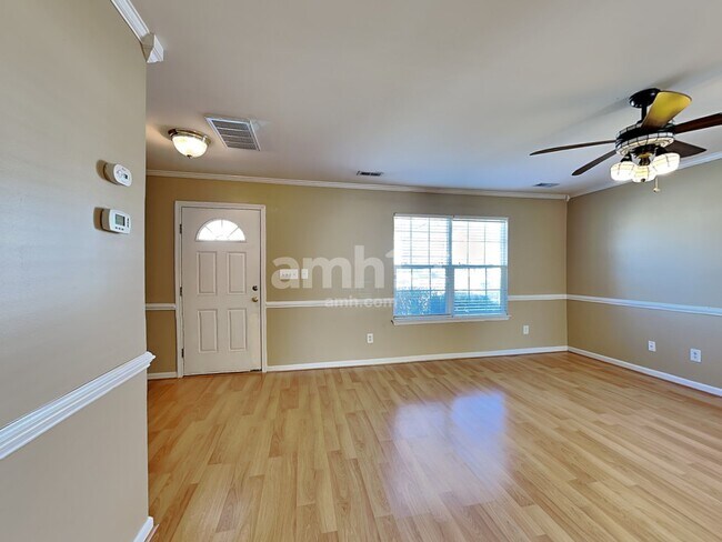 Foto del edificio - 205 N Fuquay Springs Ave