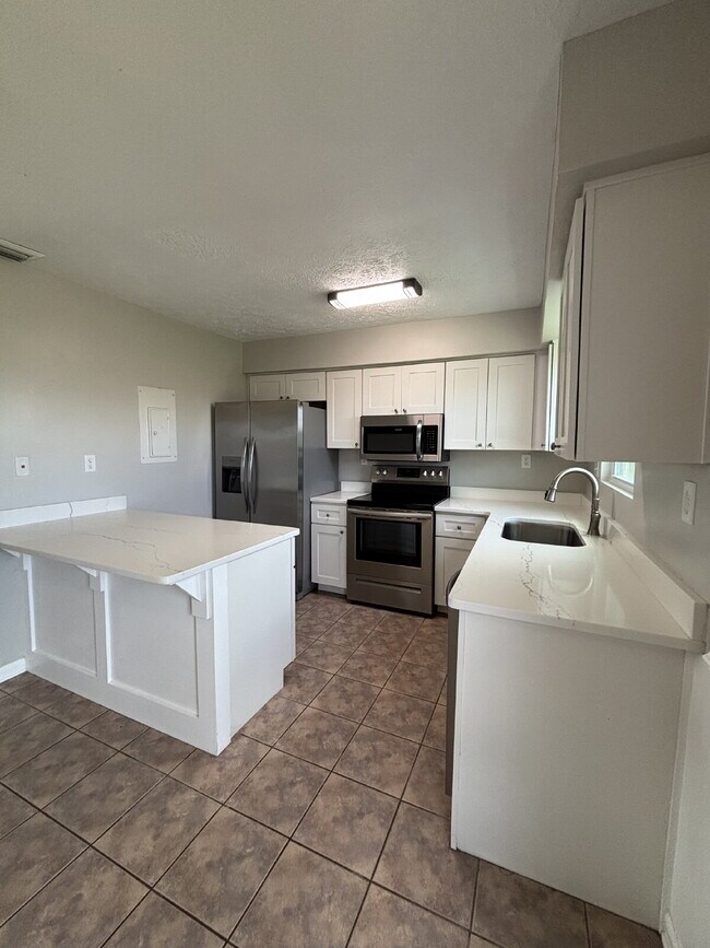 Building Photo - "Cozy Coastal Living: Charming 2-Bed, 1.5 Bath Retreat on Beach Drive, Panama City Beach!"