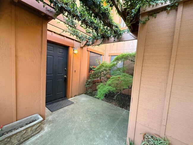 Foto del edificio - Cal Park Townhome for Rent in Chico CA | 2 Bed, Fenced Yard, Pet Friendly