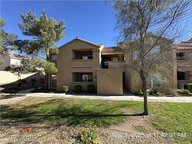 Foto del edificio - FANTASTIC 1ST FLOOR UNIT IN GATED COMMUNIT...