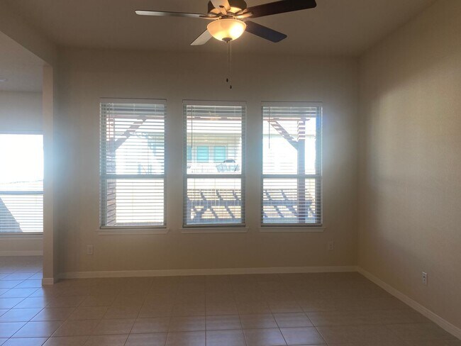 Foto del edificio - 4 BEDROOM, SHORT TERM LEASE AVAILABLE