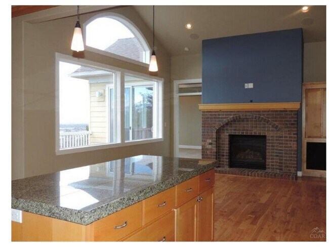 Building Photo - Awbrey Butte Home with Views!