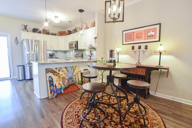 Building Photo - Pet Friendly Two Bedroom!