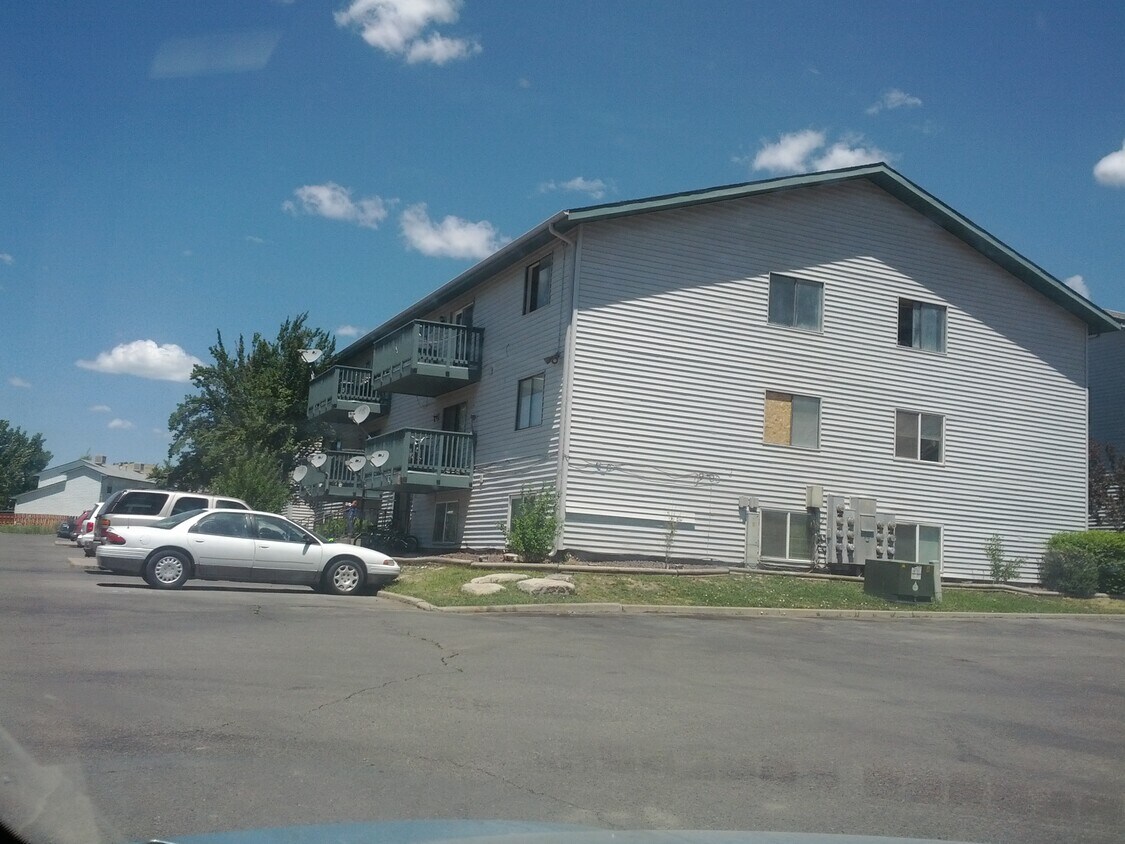Building Photo - 2627 Acacia Ave