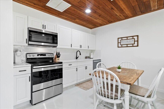 Building Photo - 11647 62nd Ln N